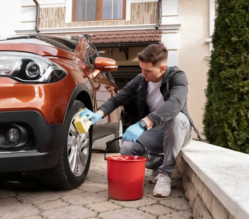Lavage auto à domicile Monthoiron : professionnel intervenant sur un véhicule